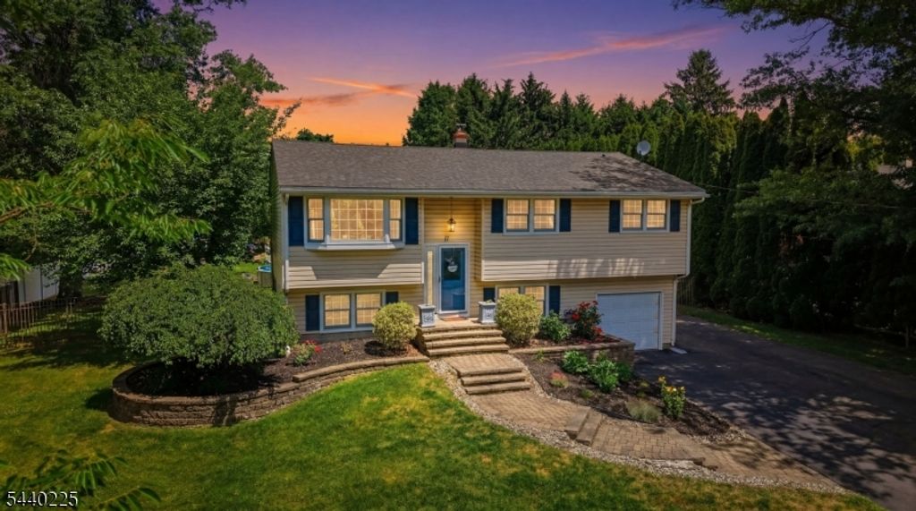 11 Hillside Dr, Clinton Town, NJ 08809