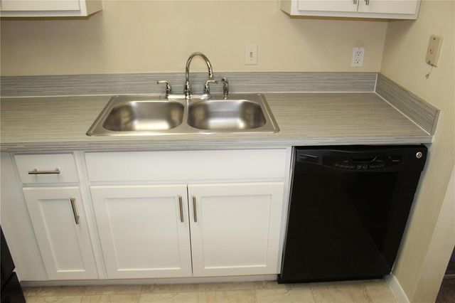 6306 NEWTOWN CIRCLE 6B4, Tampa, FL 33615