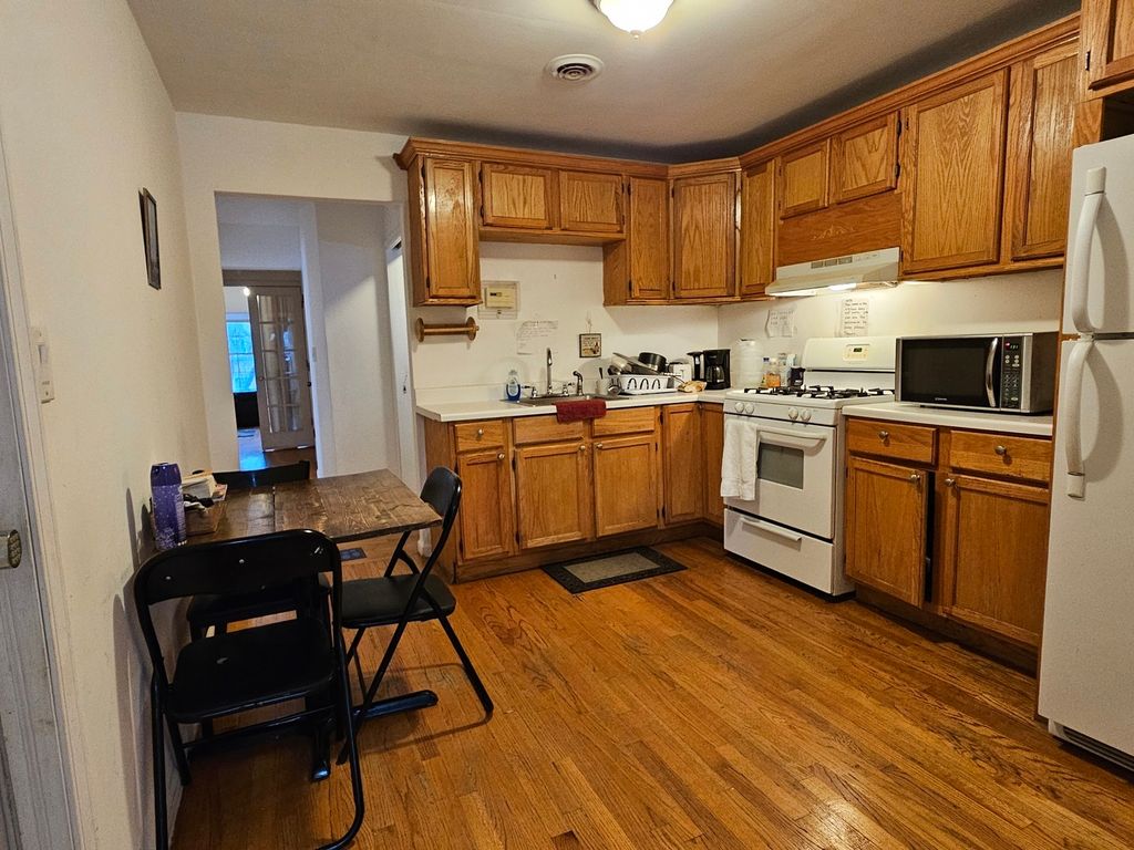 Image 11 of property listing at 1656 W Hollywood Avenue, Chicago, IL 60660