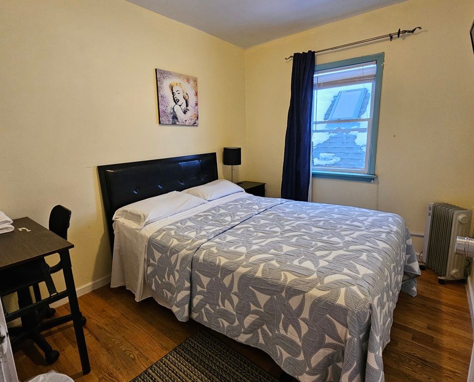 Image 12 of property listing at 1656 W Hollywood Avenue, Chicago, IL 60660