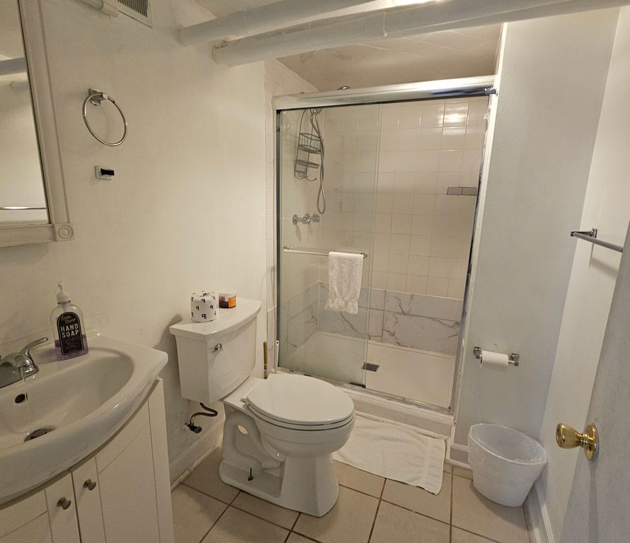 Image 13 of property listing at 1656 W Hollywood Avenue, Chicago, IL 60660