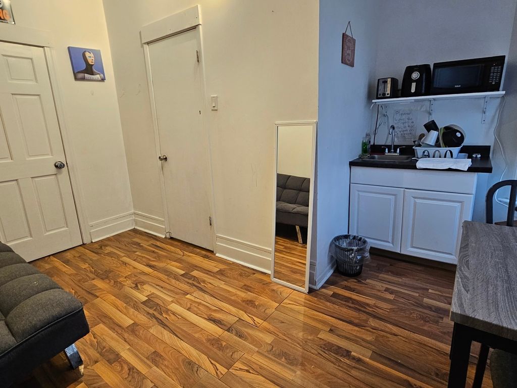 Image 3 of property listing at 1656 W Hollywood Avenue, Chicago, IL 60660