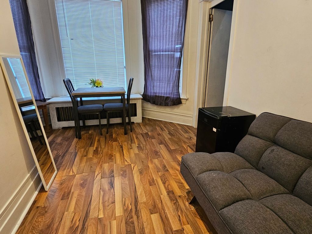 Image 4 of property listing at 1656 W Hollywood Avenue, Chicago, IL 60660