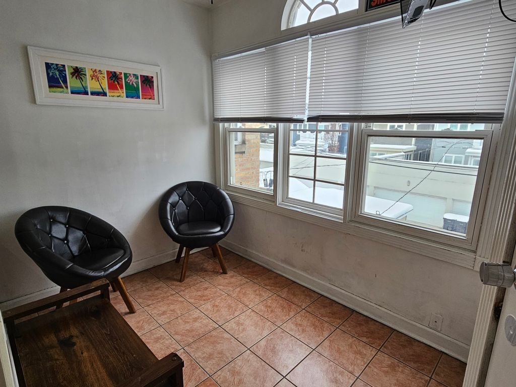 Image 5 of property listing at 1656 W Hollywood Avenue, Chicago, IL 60660