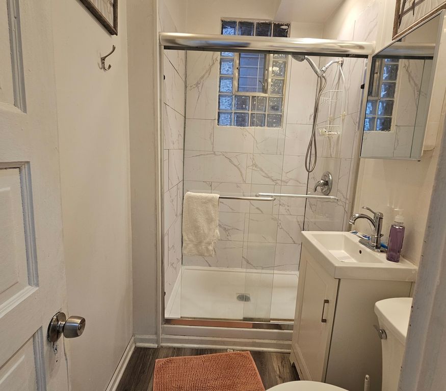Image 7 of property listing at 1656 W Hollywood Avenue, Chicago, IL 60660