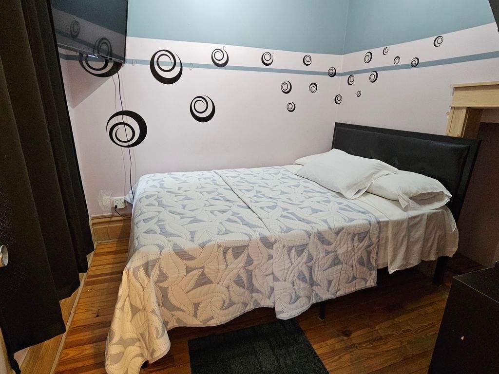 Image 8 of property listing at 1656 W Hollywood Avenue, Chicago, IL 60660