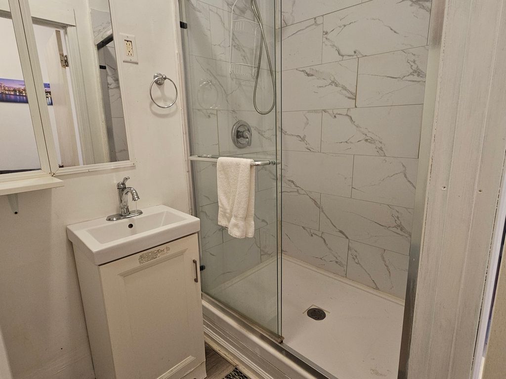Image 9 of property listing at 1656 W Hollywood Avenue, Chicago, IL 60660