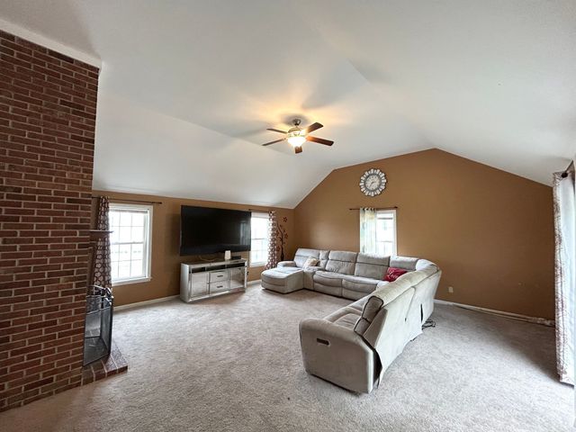 35 Fox Meadow Dr, Worcester, MA 01602