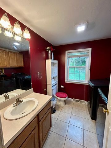 35 Fox Meadow Dr, Worcester, MA 01602