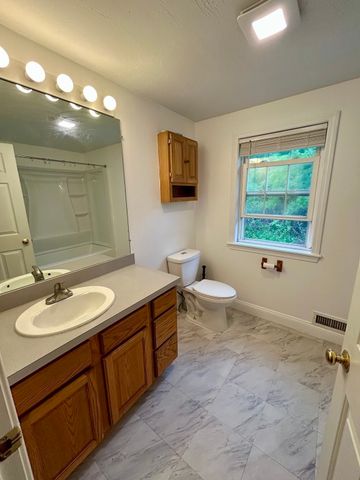 35 Fox Meadow Dr, Worcester, MA 01602