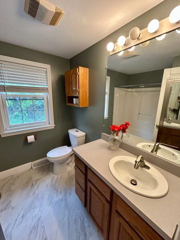 35 Fox Meadow Dr, Worcester, MA 01602