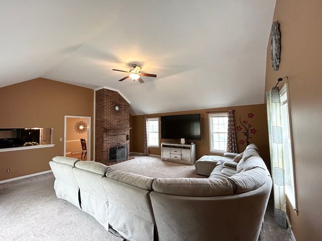 35 Fox Meadow Dr, Worcester, MA 01602