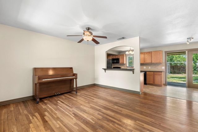1203 Haynes ST, San Marcos, TX 78666