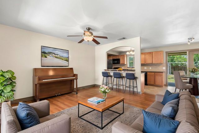 1203 Haynes ST, San Marcos, TX 78666