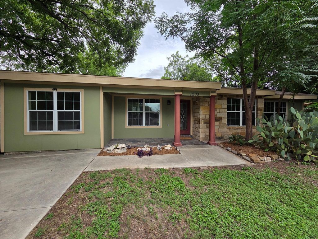 1203 Haynes ST, San Marcos, TX 78666
