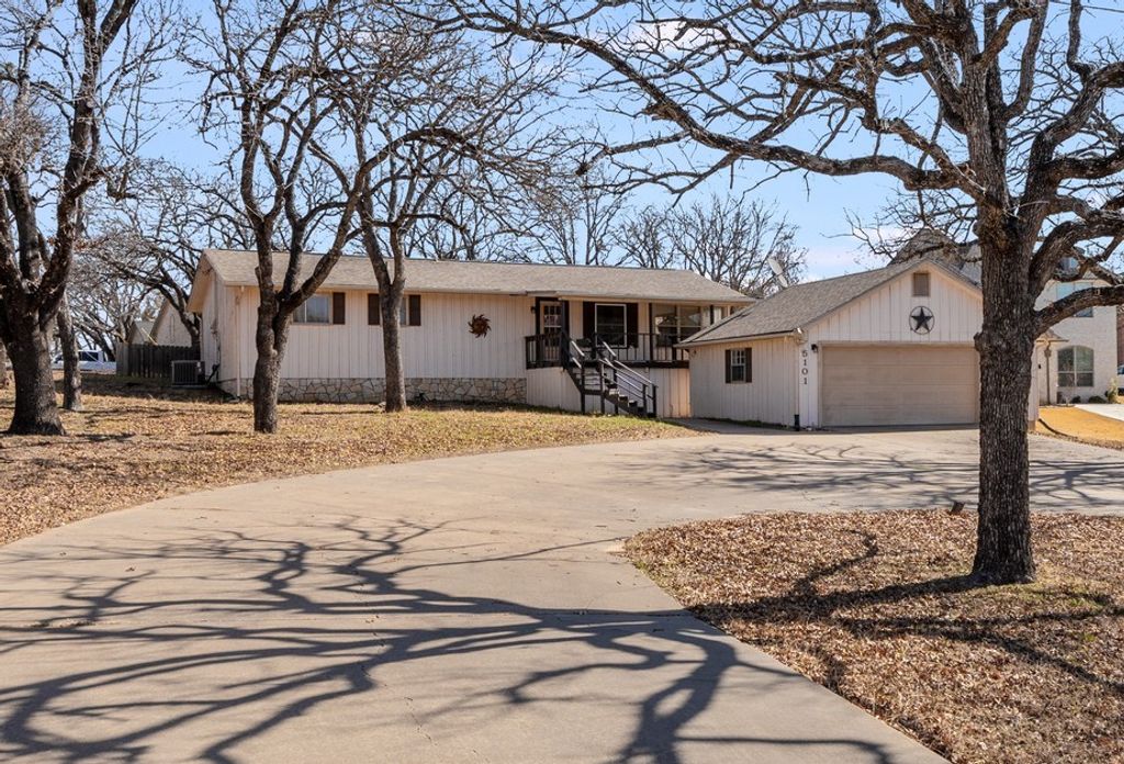 5101 Largo Drive, Granbury, TX 76049