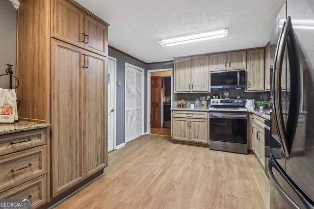 145 Red Oak Drive, Fayetteville, GA 30214