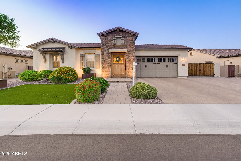 Image 1 of property listing at 9186 W LOUISE Drive, Peoria, AZ 85383