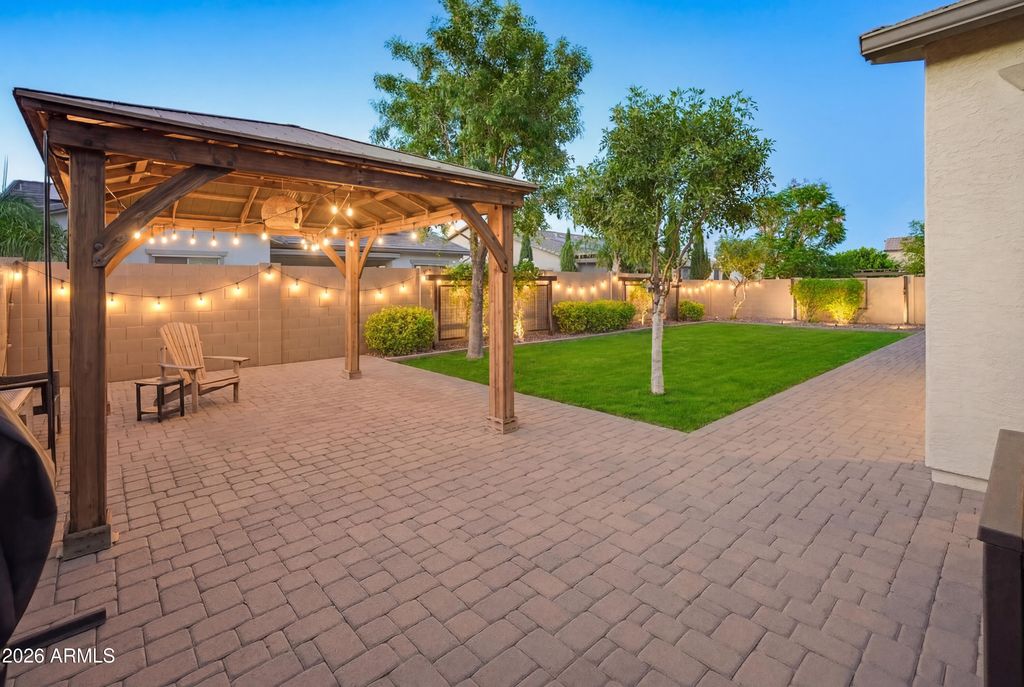 Image 10 of property listing at 9186 W LOUISE Drive, Peoria, AZ 85383
