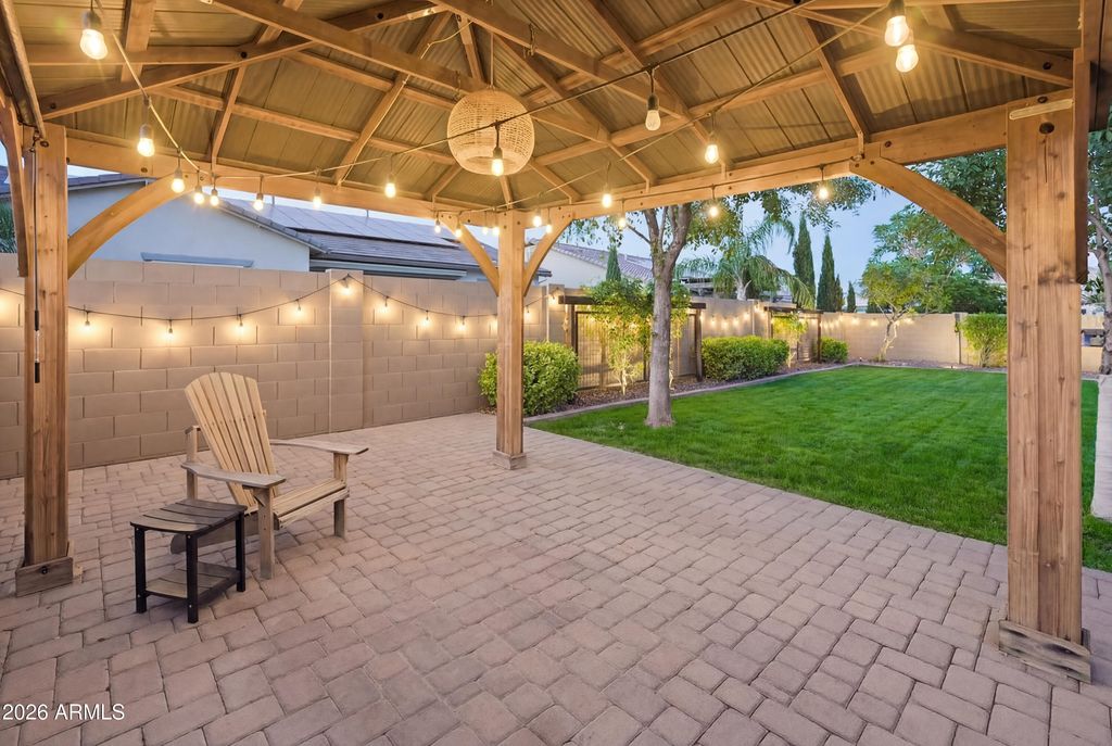 Image 11 of property listing at 9186 W LOUISE Drive, Peoria, AZ 85383