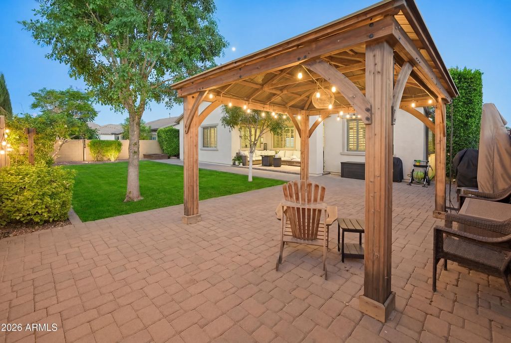 Image 12 of property listing at 9186 W LOUISE Drive, Peoria, AZ 85383