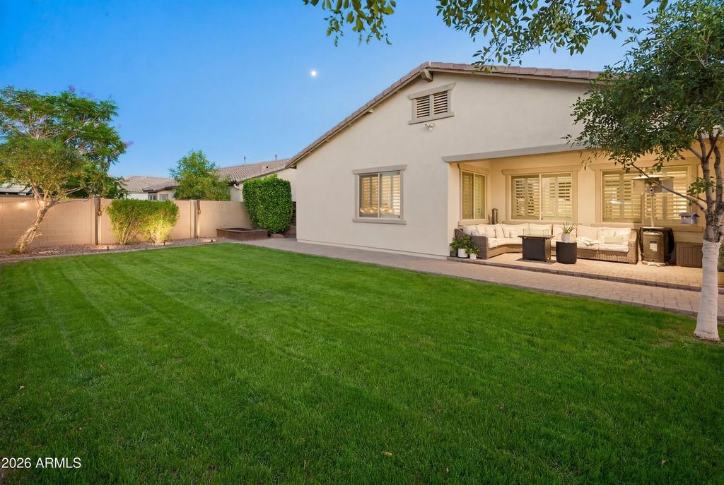 Image 13 of property listing at 9186 W LOUISE Drive, Peoria, AZ 85383