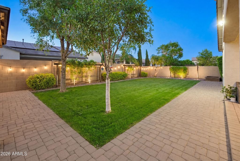 Image 14 of property listing at 9186 W LOUISE Drive, Peoria, AZ 85383