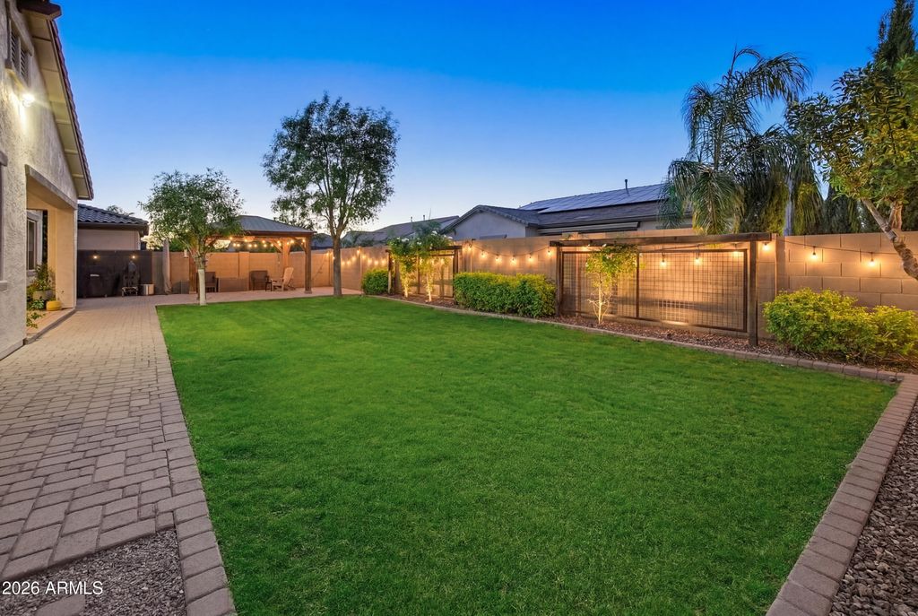 Image 15 of property listing at 9186 W LOUISE Drive, Peoria, AZ 85383
