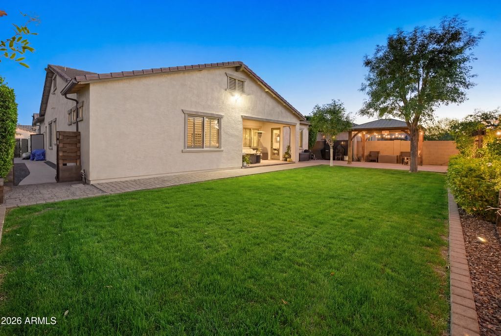 Image 16 of property listing at 9186 W LOUISE Drive, Peoria, AZ 85383