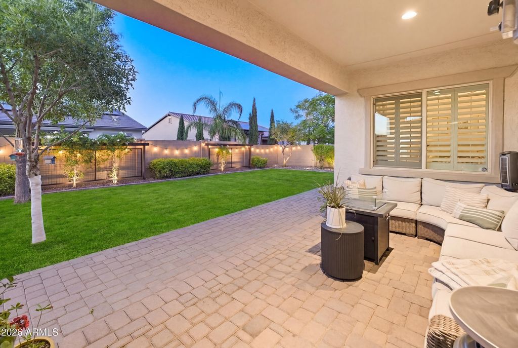 Image 18 of property listing at 9186 W LOUISE Drive, Peoria, AZ 85383