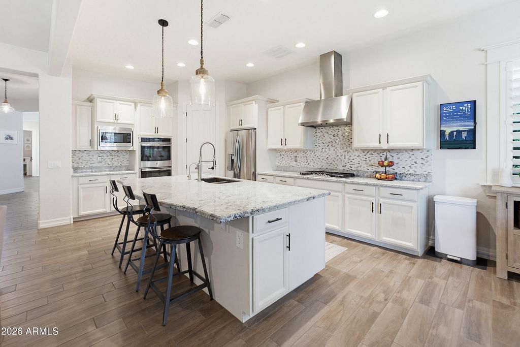 Image 2 of property listing at 9186 W LOUISE Drive, Peoria, AZ 85383
