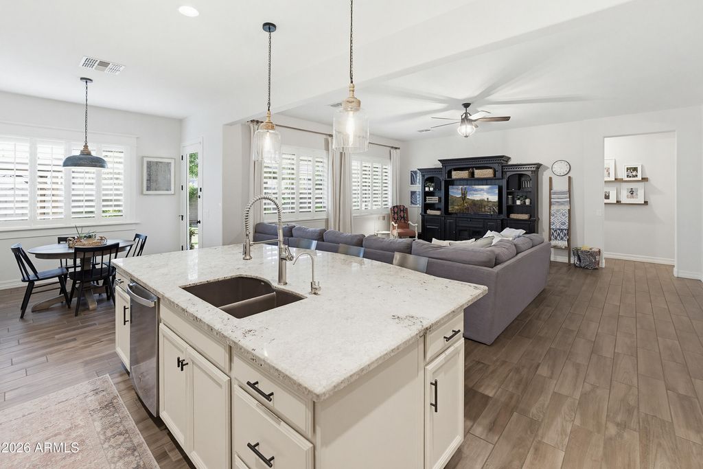 Image 29 of property listing at 9186 W LOUISE Drive, Peoria, AZ 85383