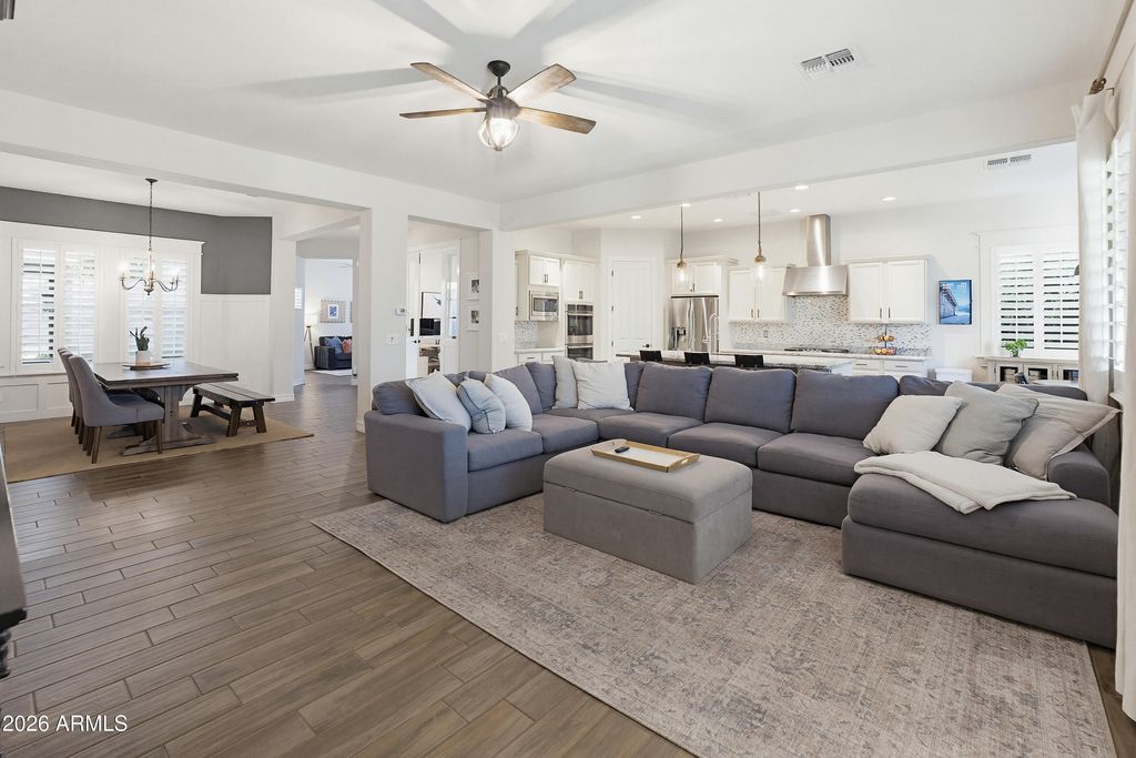 Image 3 of property listing at 9186 W LOUISE Drive, Peoria, AZ 85383