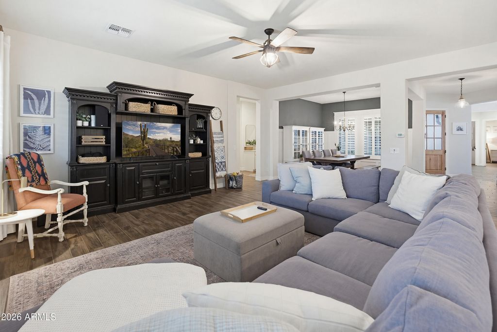 Image 36 of property listing at 9186 W LOUISE Drive, Peoria, AZ 85383