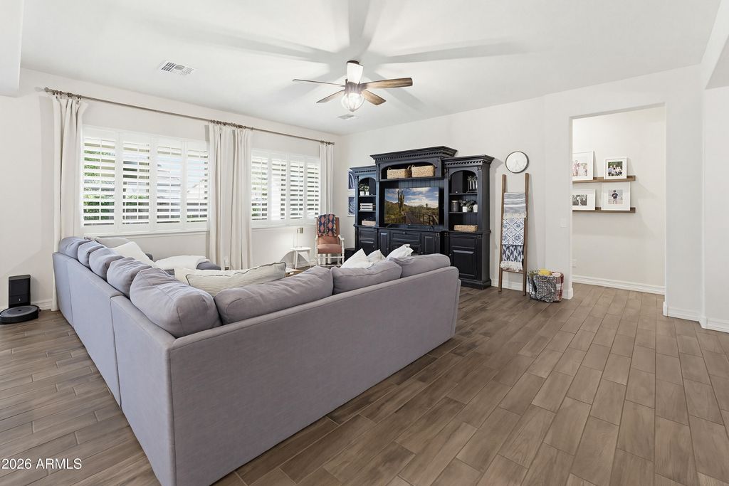 Image 37 of property listing at 9186 W LOUISE Drive, Peoria, AZ 85383