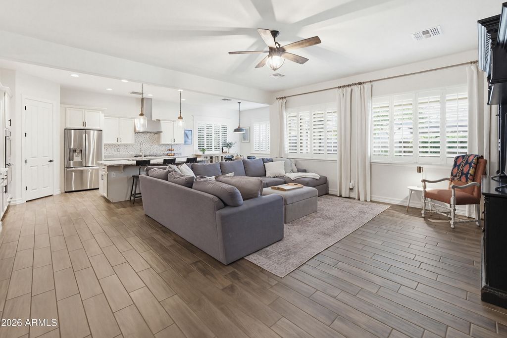 Image 38 of property listing at 9186 W LOUISE Drive, Peoria, AZ 85383