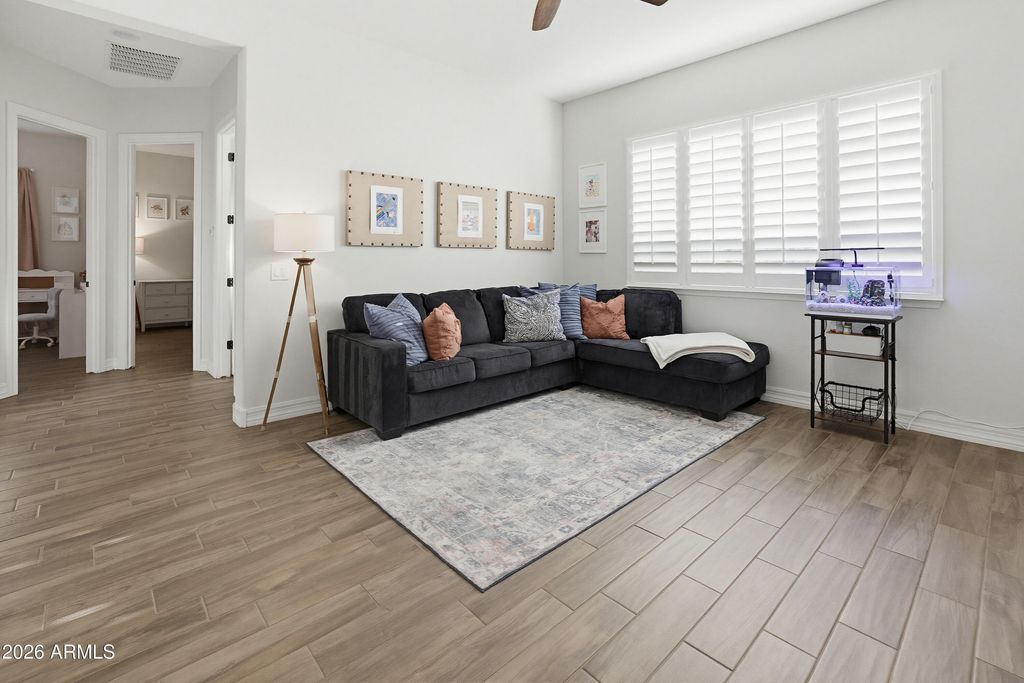 Image 39 of property listing at 9186 W LOUISE Drive, Peoria, AZ 85383