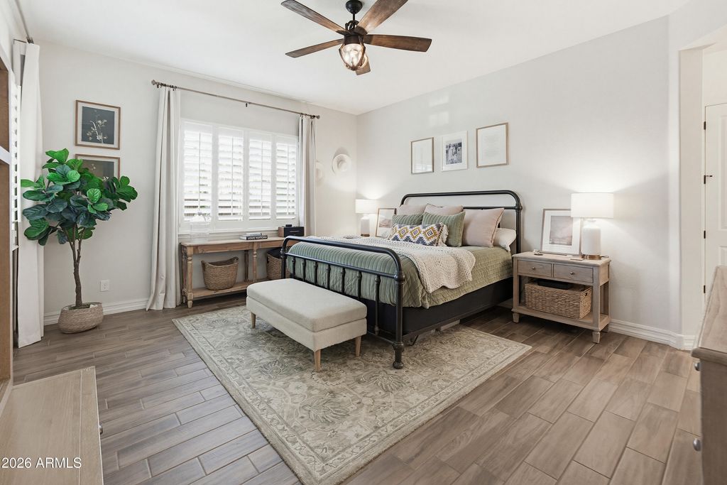 Image 5 of property listing at 9186 W LOUISE Drive, Peoria, AZ 85383