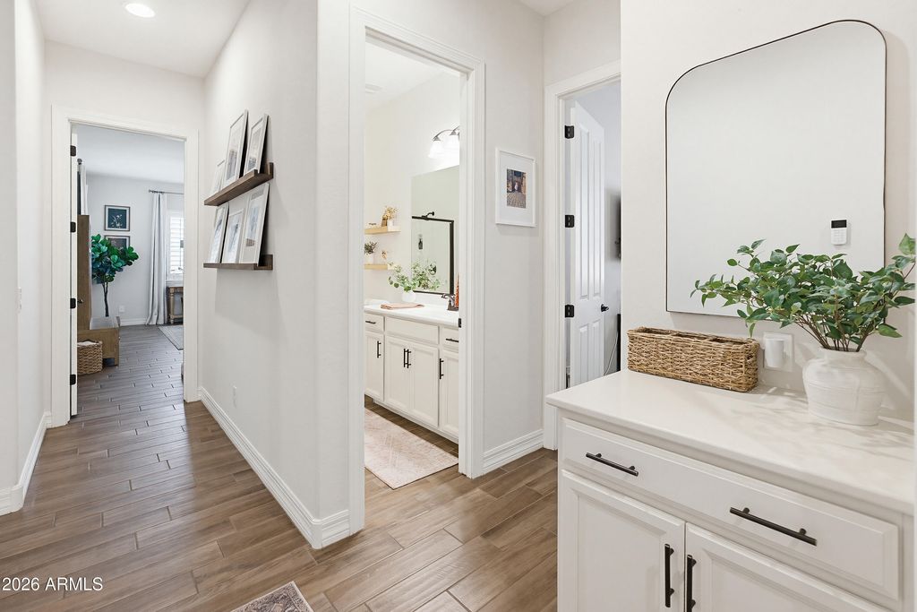 Image 55 of property listing at 9186 W LOUISE Drive, Peoria, AZ 85383