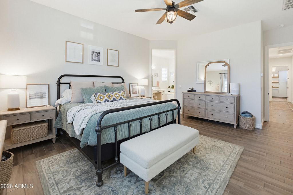 Image 56 of property listing at 9186 W LOUISE Drive, Peoria, AZ 85383