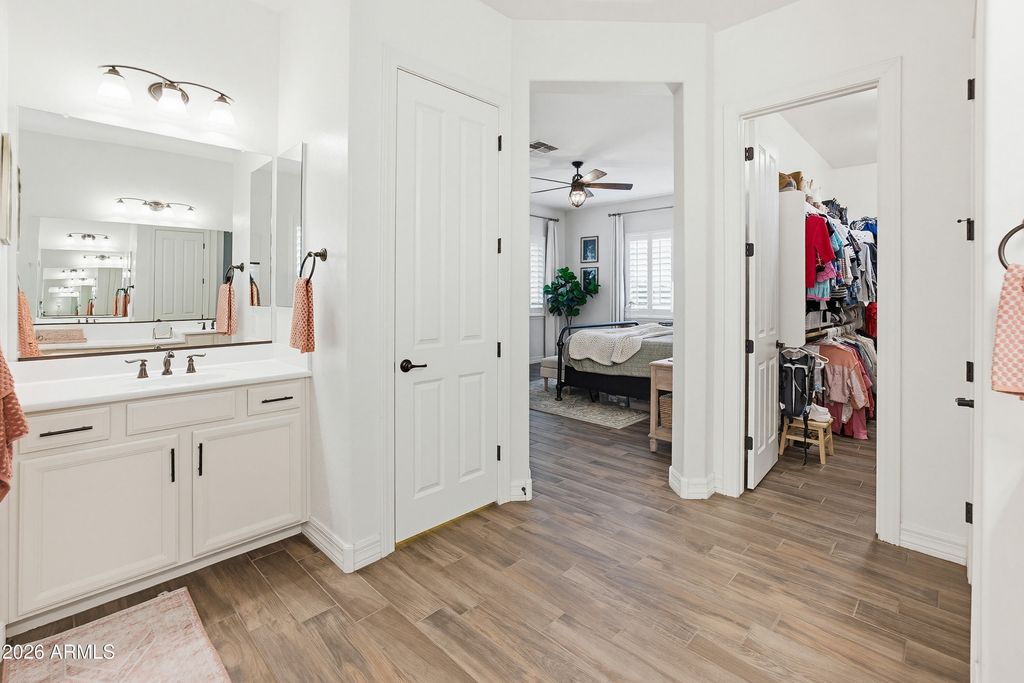 Image 59 of property listing at 9186 W LOUISE Drive, Peoria, AZ 85383