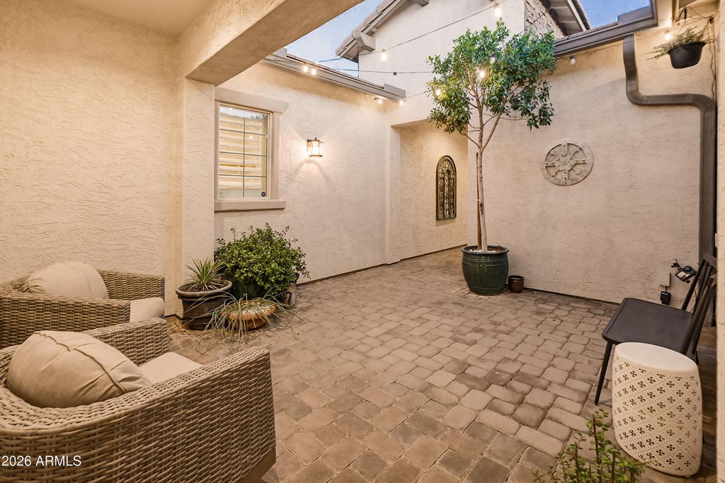 Image 6 of property listing at 9186 W LOUISE Drive, Peoria, AZ 85383