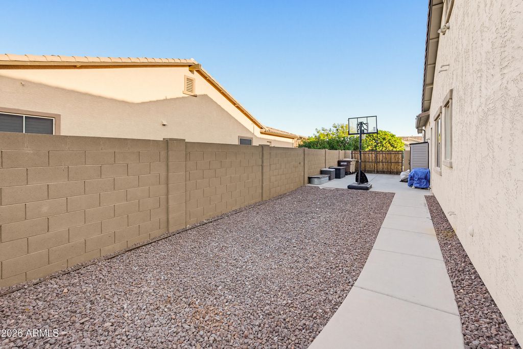 Image 61 of property listing at 9186 W LOUISE Drive, Peoria, AZ 85383