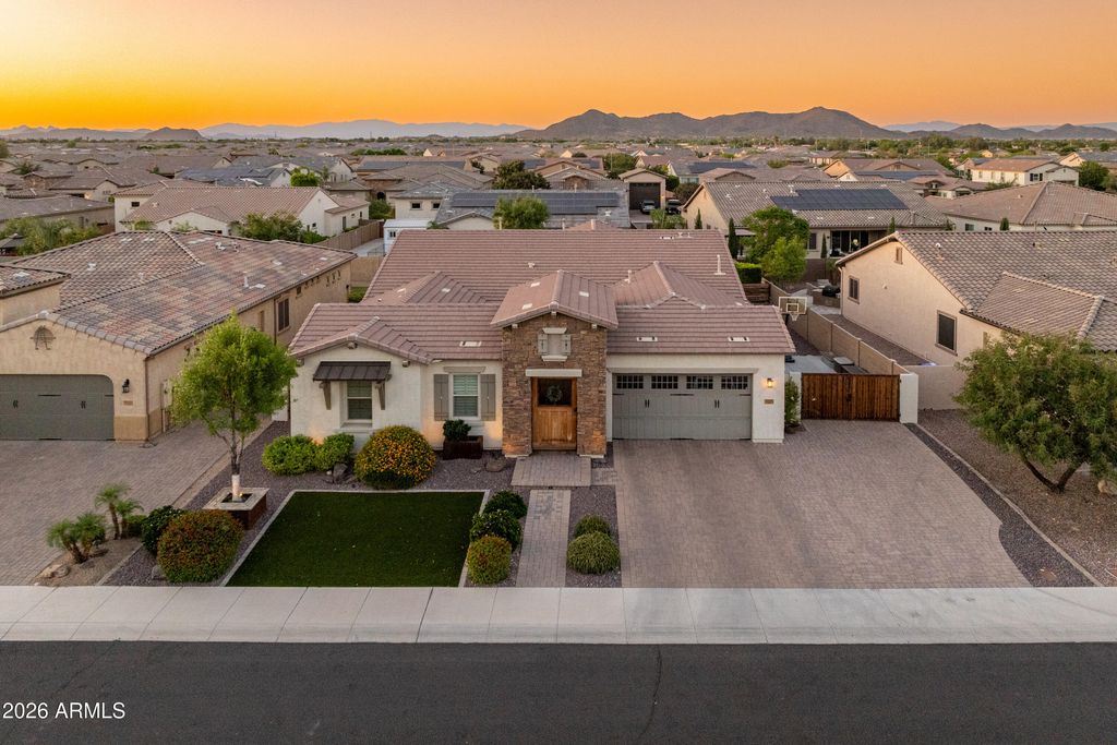 Image 72 of property listing at 9186 W LOUISE Drive, Peoria, AZ 85383