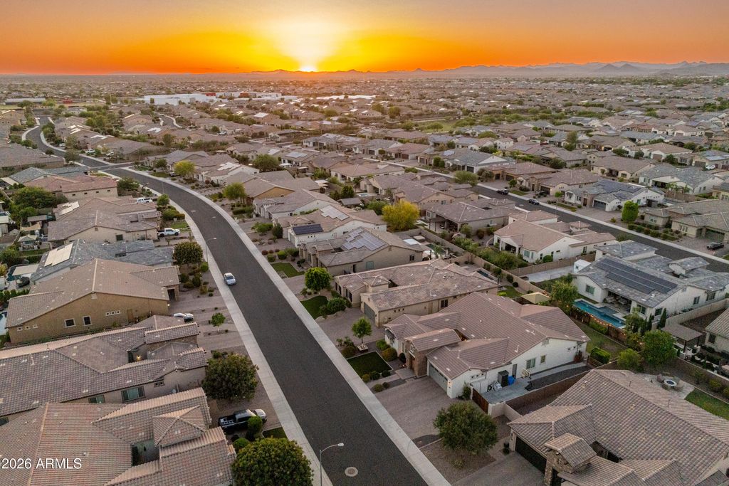 Image 74 of property listing at 9186 W LOUISE Drive, Peoria, AZ 85383