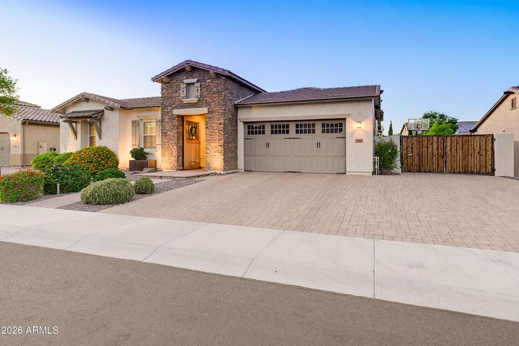 Image 75 of property listing at 9186 W LOUISE Drive, Peoria, AZ 85383