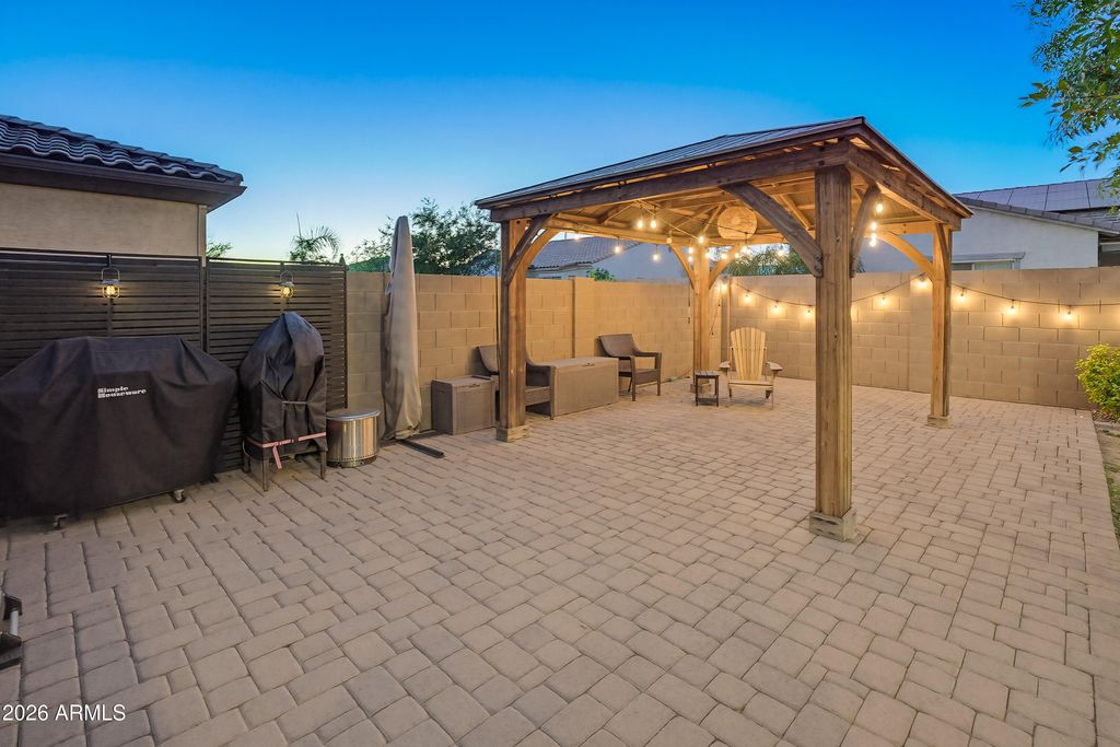 Image 8 of property listing at 9186 W LOUISE Drive, Peoria, AZ 85383