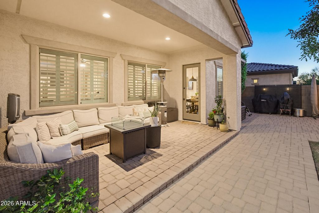 Image 9 of property listing at 9186 W LOUISE Drive, Peoria, AZ 85383