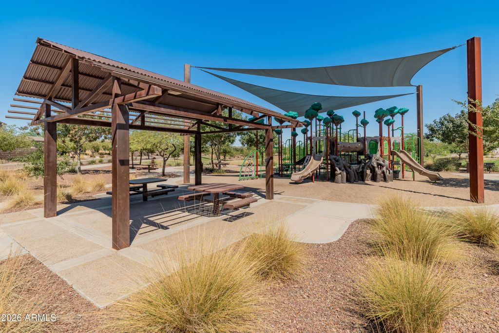 Image 93 of property listing at 9186 W LOUISE Drive, Peoria, AZ 85383