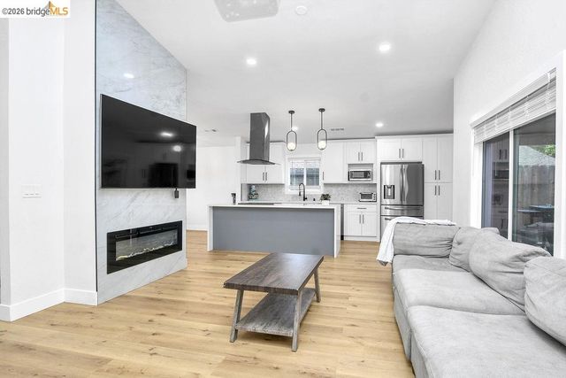 215 Spindrift Ct, Oakley, CA 94561